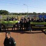 Sem data para terminar paralisação, policiais fazem manifestação no Presídio Federal de Campo Grande