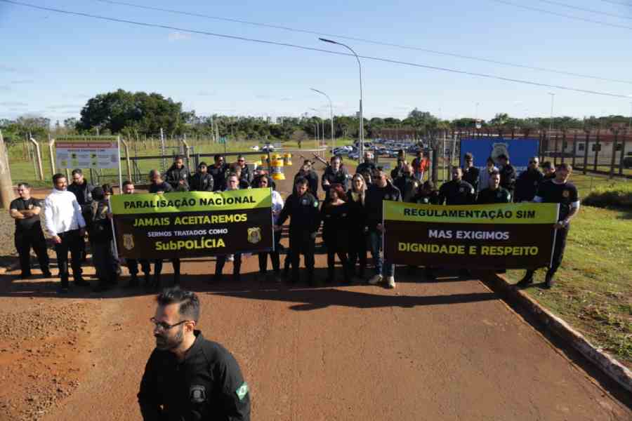 Sem data para terminar paralisação, policiais fazem manifestação no Presídio Federal de Campo Grande