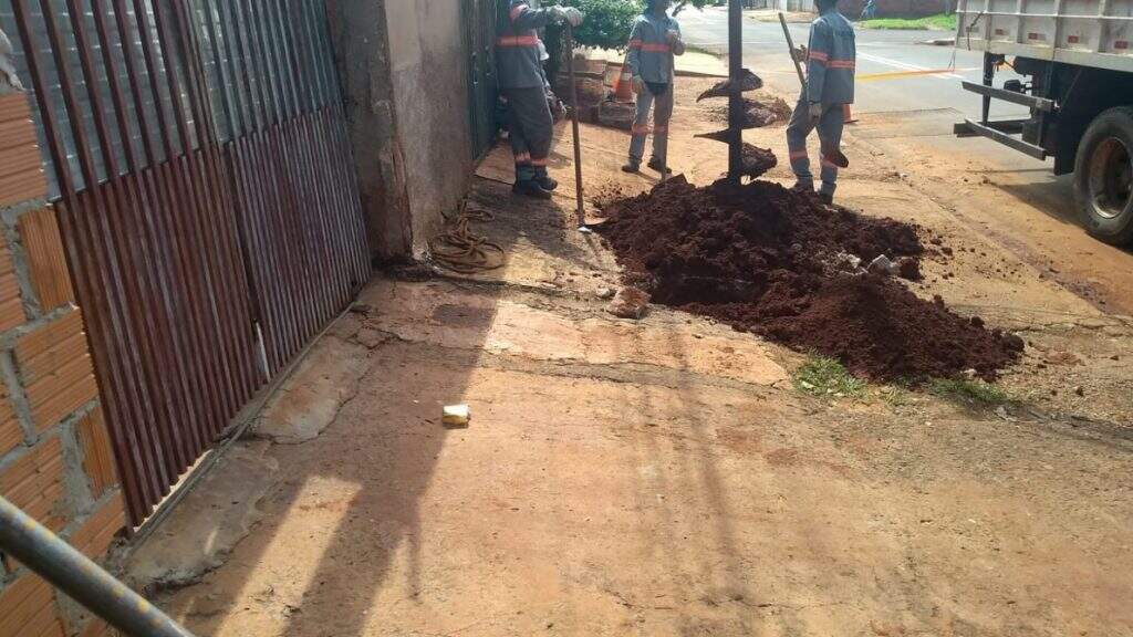 poste - Morador recorre após Energisa cobrar quase R$ 10 mil para retirar poste na frente de casa em Campo Grande