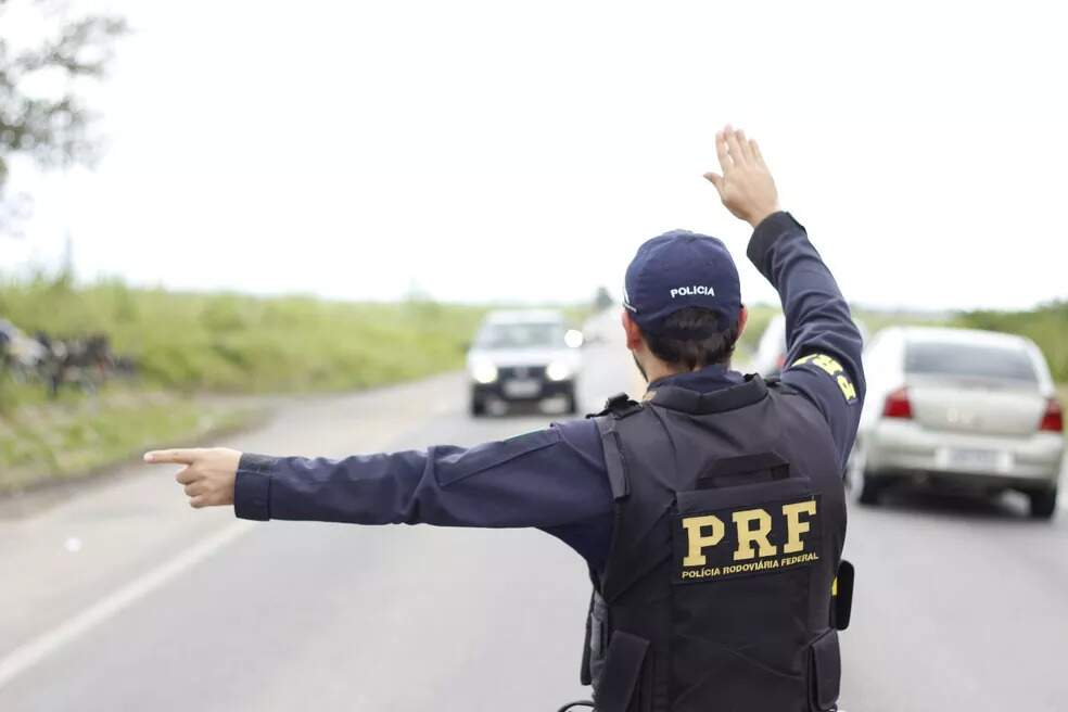 Motorista que não acata ordem de parada da polícia comete crime, define STJ