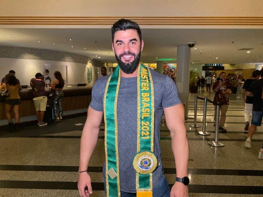 Mister Brasil Bruno Ferraz fez sucesso como destaque da comissão de frente da Império de Casa Verde