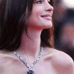 Anne Hathaway usa colar de mais de 1 milhão de dólares em Cannes