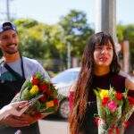 Época boa para faturar, ambulantes vendem rosas e até cestas pelas ruas no Dia das Mães em Campo Grande