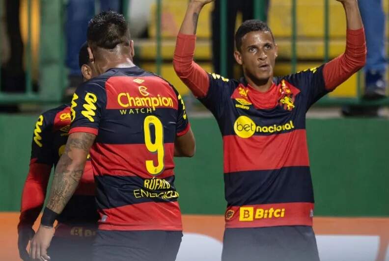 Sport celebra aniversário com vitória sobre a Chapecoense e lidera a Série B