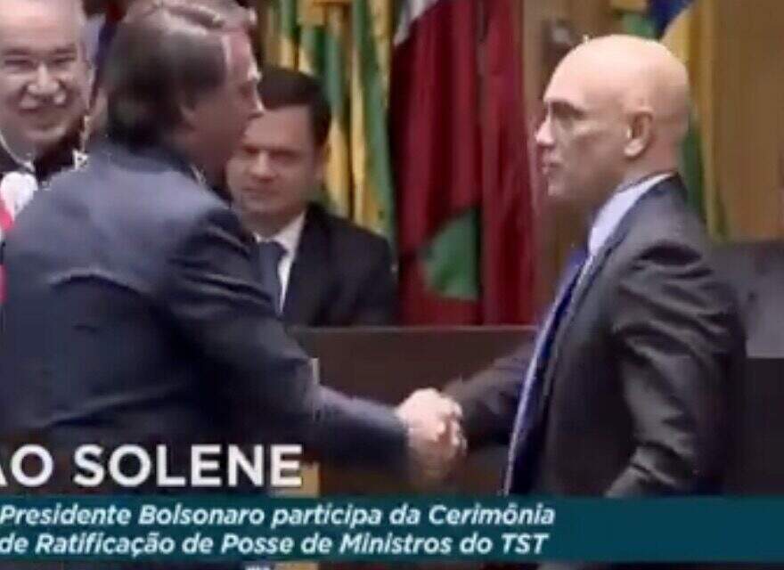 Em guerra contra Moraes, Bolsonaro troca aperto de mão com ministro
