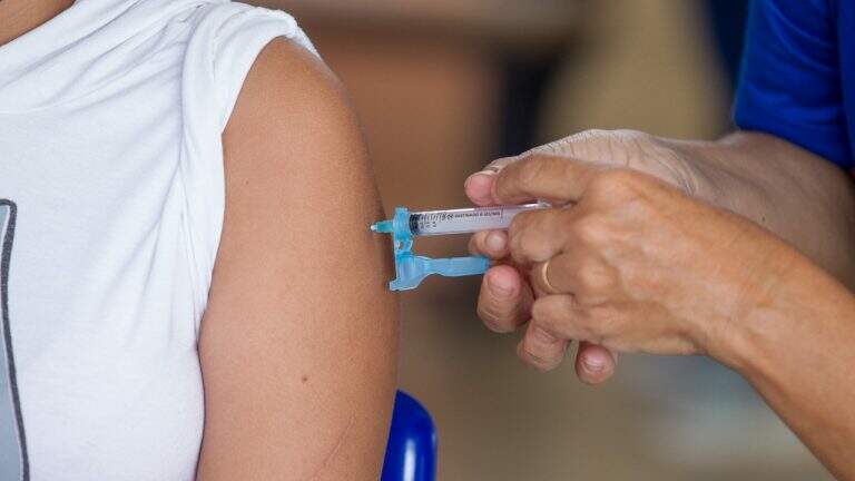 ‘É mais um reforço’: secretário de Saúde orienta moradores para vacinação contra a gripe