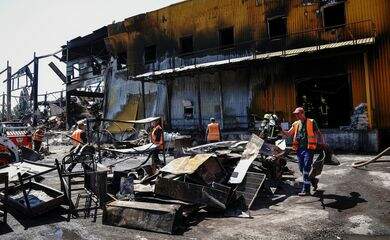 Incêndio destrói 16 casas em comunidade do Rio de Janeiro