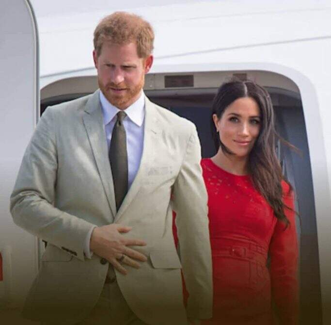 836A1097 0E93 4693 907E 0BBF93A0E36D - Príncipe Harry e Meghan Markle desembarcam no Reino Unido com seus filhos