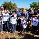 Em comemoração ao Dia Mundial do Meio Ambiente, crianças plantam 123 mudas de ipês em Campo Grande