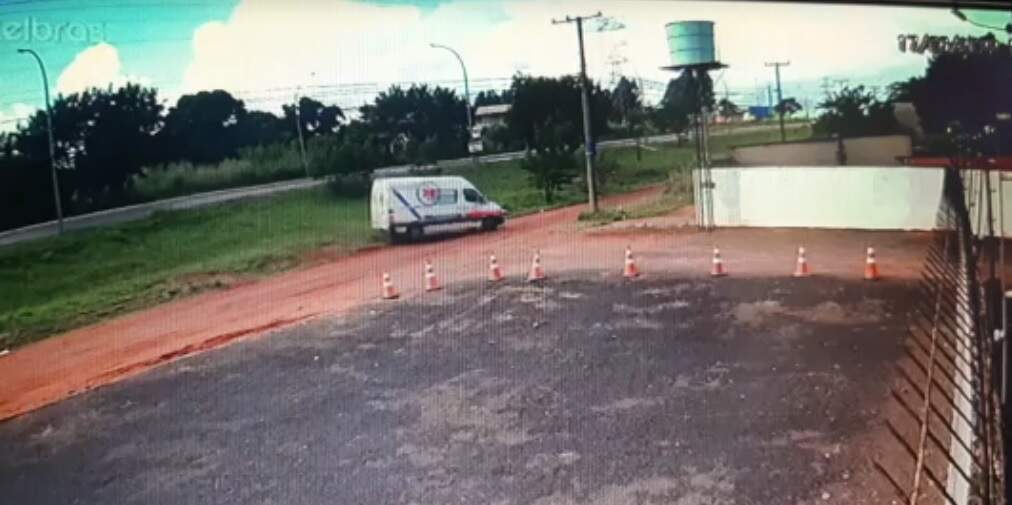 VÍDEO mostra momento em que ambulância sai da pista após motorista sofrer infarto e morrer