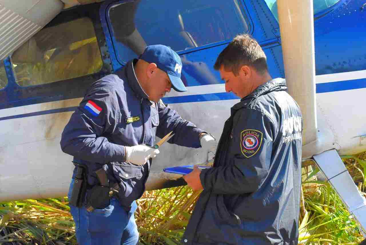 Avião boliviano que caiu em cidade paraguaia teria transportado cocaína