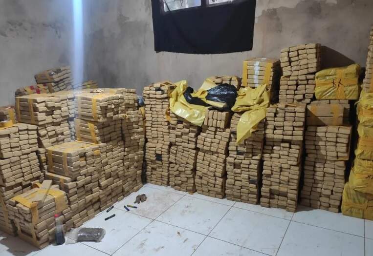 Polícia apreende 6,2 toneladas de drogas e BMW em centro de distribuição de drogas em Campo Grande