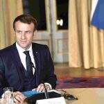 Presidente da França visita subúrbio de Kiev e fala em sinais de crimes de guerra