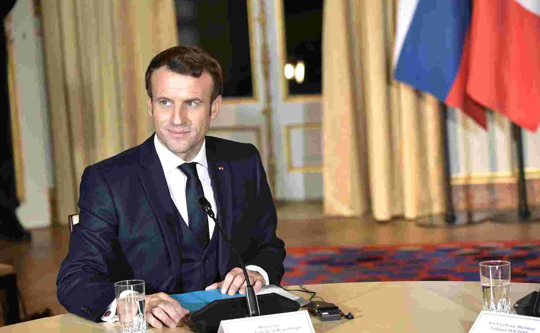Presidente da França visita subúrbio de Kiev e fala em sinais de crimes de guerra