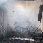 Incêndio atinge casa no Nova Lima e idoso é socorrido após inalar fumaça