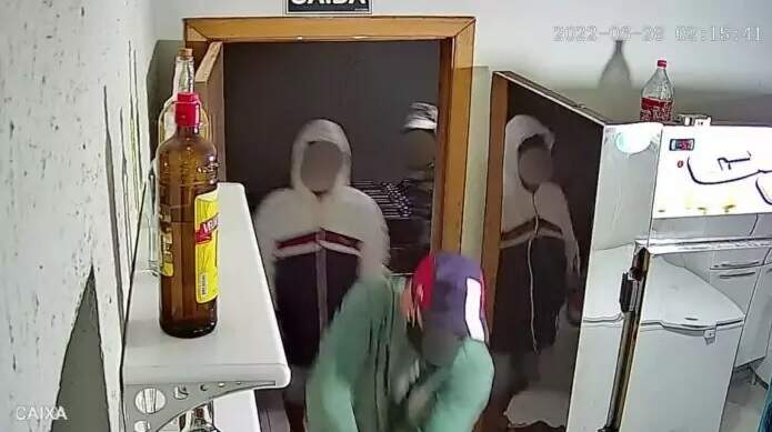 VÍDEO: adolescentes armados arrombam porta e furtam lanchonete em cidade de MS