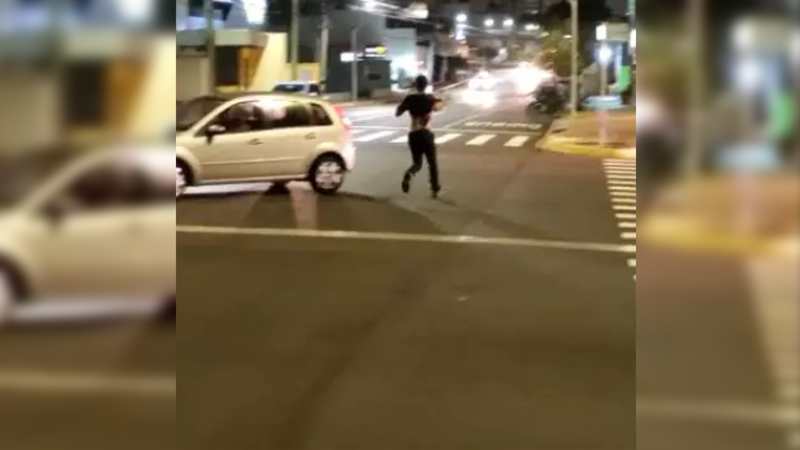 VÍDEO: Em surto, homem bate carro, fica correndo em cruzamento e é detido pela polícia