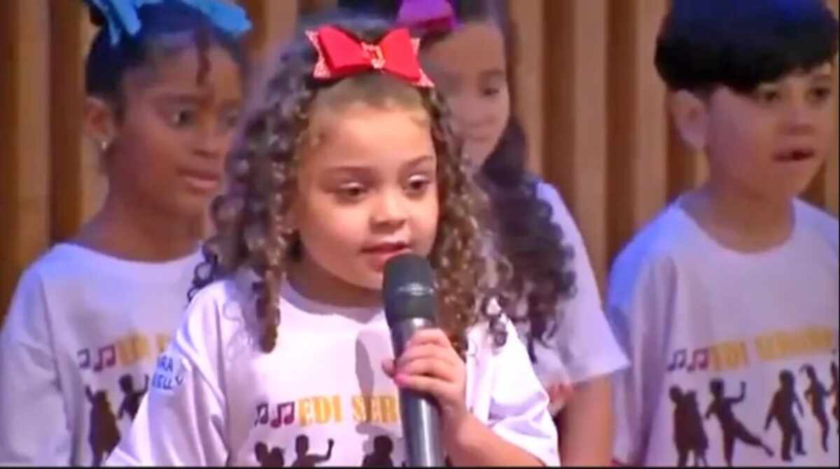 Pequena ‘diva carioca’, Laurinha surpreende por cantar em ritmo de ópera e encanta cantor do Theatro Municipal