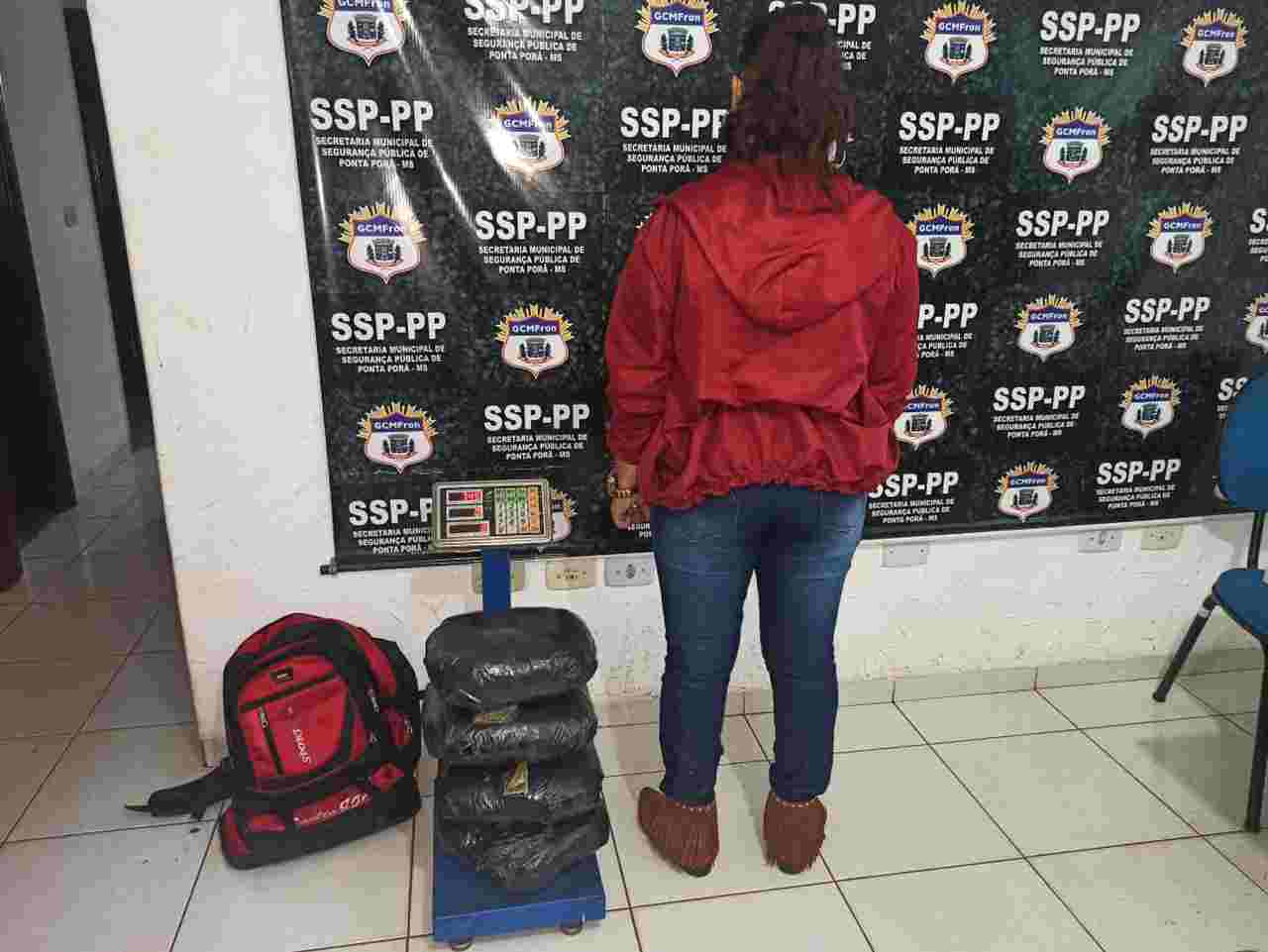 Traficante paranaense é presa com mochila de maconha na fronteira de MS