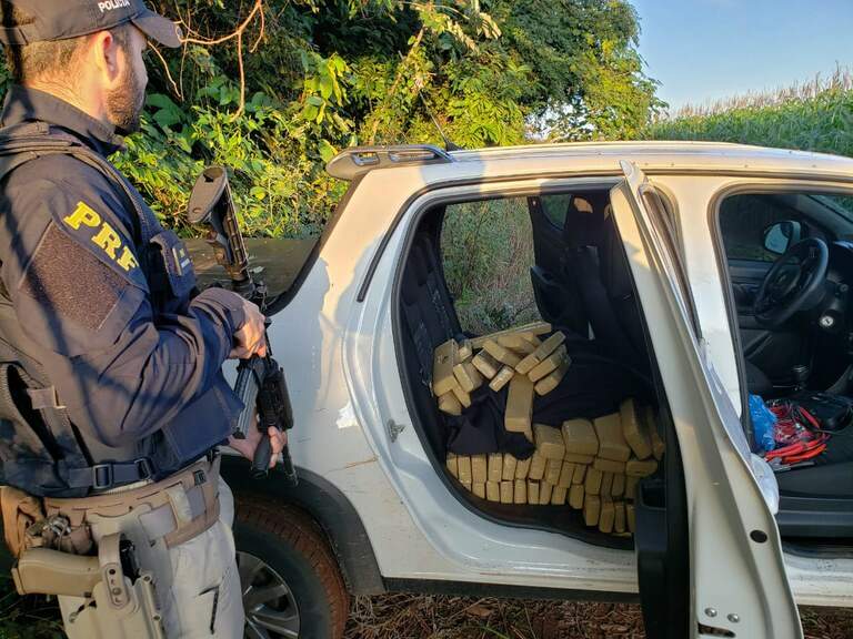 Após perseguição, PRF apreende 805 kg de maconha em pick-up furtada na BR-267