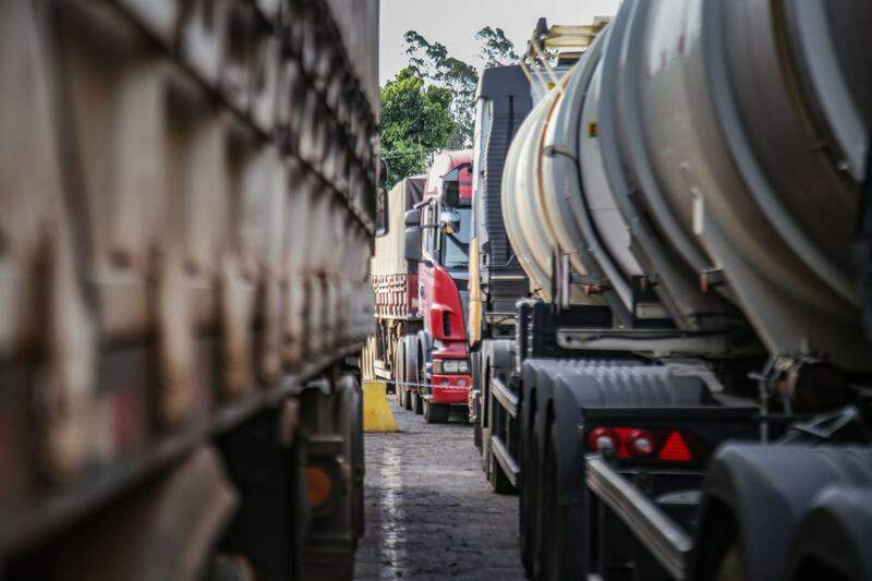 Preco do diesel entre os caminhoneiros SD - Caminhoneiros estão 'passando reto' em MS para tentar driblar alta de 14% no preço do diesel
