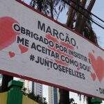 Após dois anos de 1ª declaração, Daniel perdoa Marcão e casal celebra amor com outdoors em Campo Grande