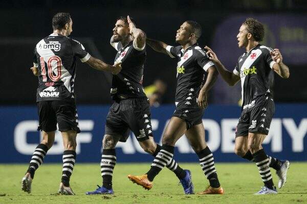 Torcida empurra o Vasco para a vitória sobre o Operário por 3 a 0
