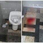 Banheiro de terminal de ônibus fica sujo e passageira reclama: ‘alagado de mijo e sangue’