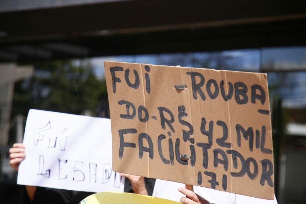 Prejuízo: manifestantes durante protesto contra a empresa em Campo Grande. Foto: Leonardo de Franç