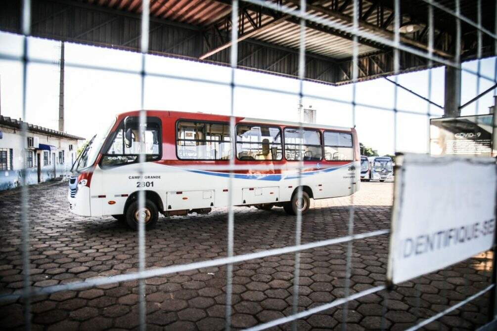 greve Ônibus não saíram da garagem por conta da greve desta terça. Foto: Henrique Arakaki