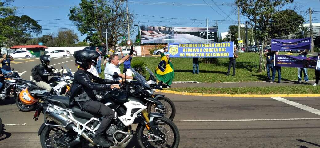 Sindicato dos PRFs distribui canetas e coloca faixa para protestar contra Bolsonaro em Campo Grande