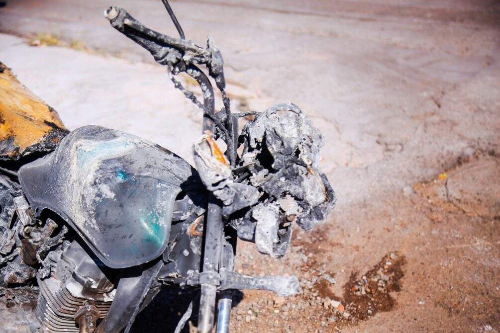 Motociclista vai parar embaixo de carro e moto pega fogo em colisão em Campo Grande