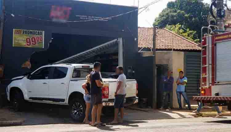 S-10 colide contra 3 carros e só para após atingir portão em Campo Grande; 'suspeita de racha'