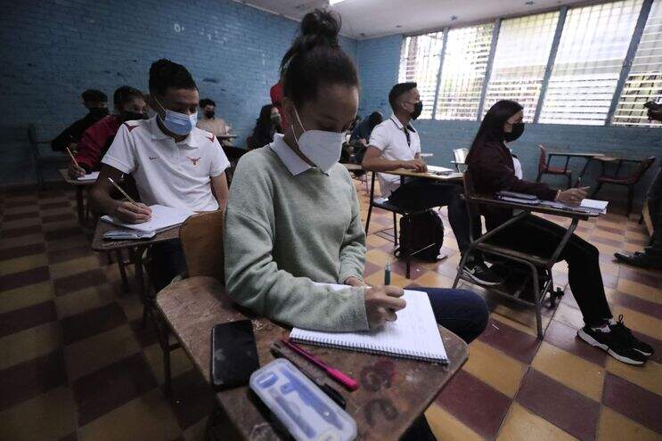 Vizinho de MS, Paraguai suspende aulas presenciais após aumento de casos de infecções respiratórias