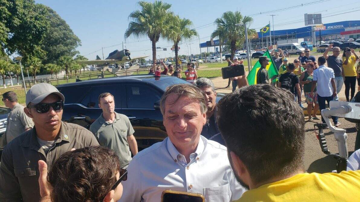 VÍDEO: Bolsonaro desembarca em Campo Grande e segue para entrega de residencial e motociata