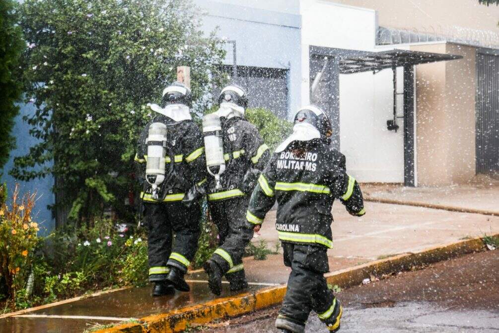 VÍDEO: incêndio destrói parte de sobrado em Campo Grande