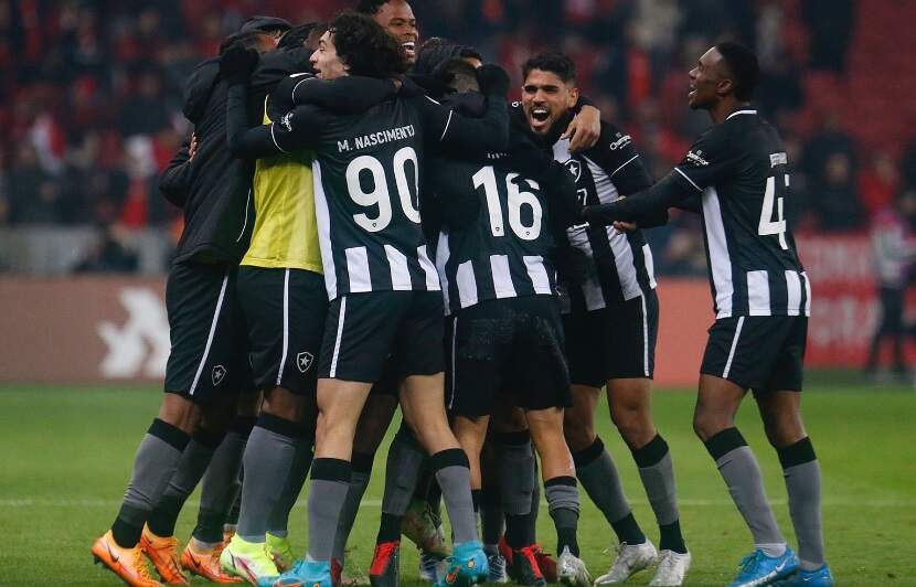 Botafogo joga com um a menos e vence Inter de virada em noite de pancadaria
