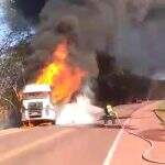 Caminhão é tomado por incêndio após pneu próximo ao tanque de combustível estourar