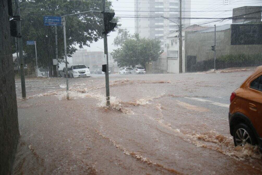 Ventos de 83 km/h e chuva de 54 mm: frente fria traz tempestade e causa alagamentos em Campo Grande