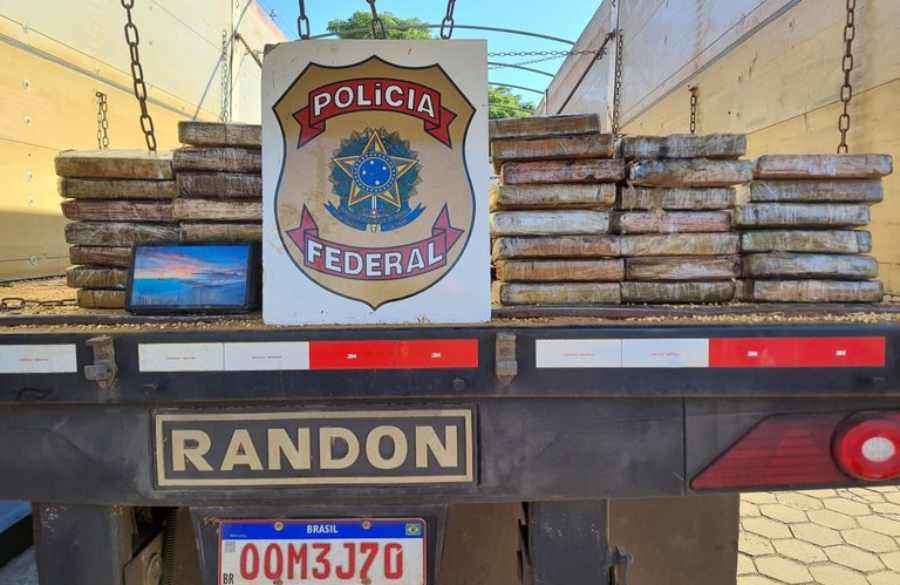 Caminhoneiro de 64 anos é preso transportando cocaína avaliada em mais de R$ 1 milhão