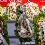 Rodeada de centenas de flores e muitos fãs, corpo de Delinha é velado em Campo Grande