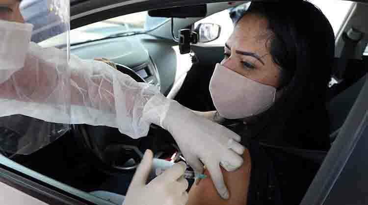 Drive-thru de vacinação contra a gripe em Três Lagoas