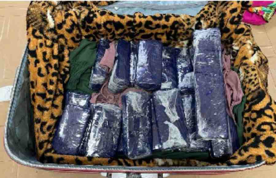 Três passageiros do mesmo voo são presos pela PF no aeroporto com malas cheias de droga
