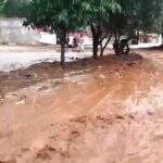 VÍDEO: Pedestres desistem de enfrentar lama em rua com enxurrada no Nova Campo Grande