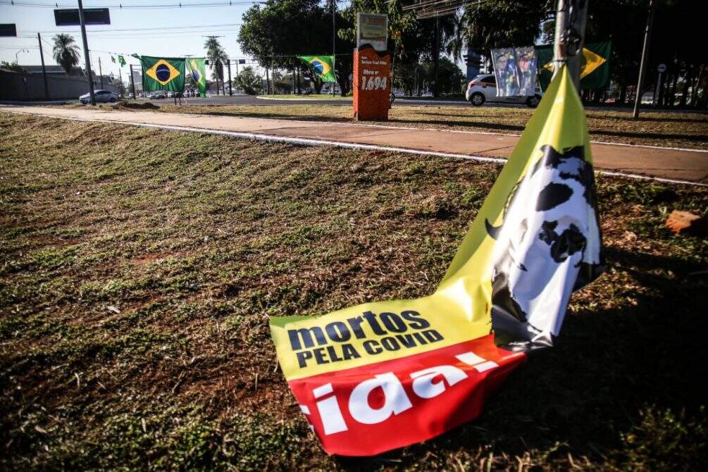 Faixa de protesto contra Bolsonaro dura pouco e é cortada minutos após ser instalada