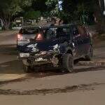 Carro capota após acidente na Vila Cruzeiro em Campo Grande