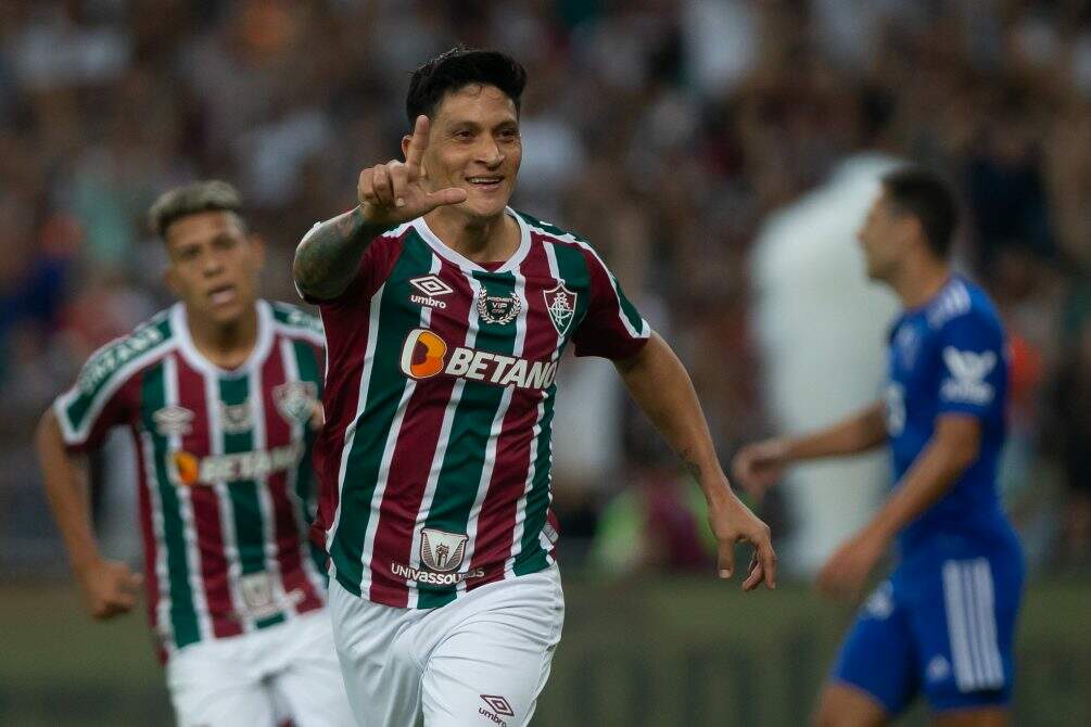 Fábio se reencontra com o Cruzeiro e vê Cano garantir vantagem ao Fluminense