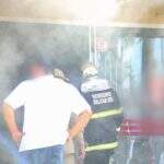 Fumaça toma conta de galeria de lojas em Campo Grande após incêndio começar em fiação