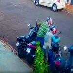 VÍDEO: dupla leva 5 minutos para furtar moto e vítima recebe pedido de resgate de R$ 1,4 mil