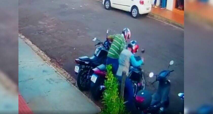VÍDEO: dupla leva 5 minutos para furtar moto e vítima recebe pedido de resgate de R$ 1,4 mil